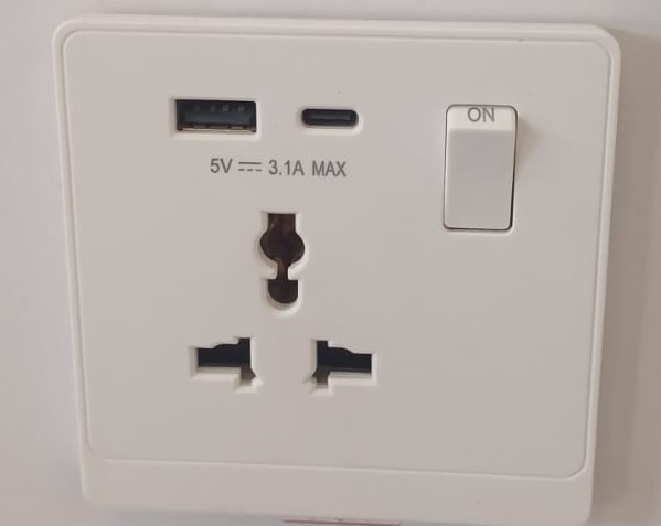 ADMORE 13A 1 GANG SWITCH SOCKET WITH A&C PORT PREMIER PLUS WHITE ADMORE