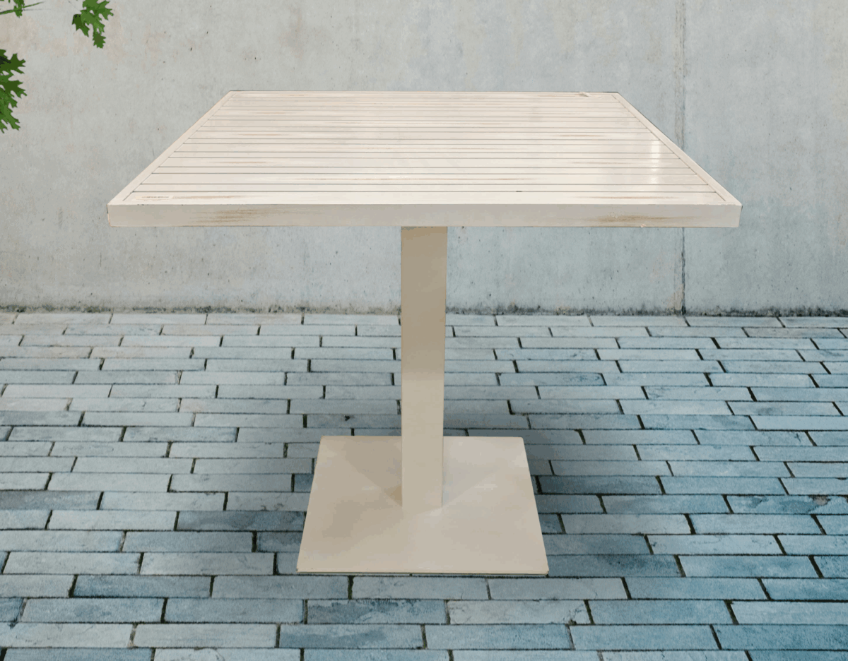 ALIMINUM/METAL OUTDOOR TABLE - Image 1